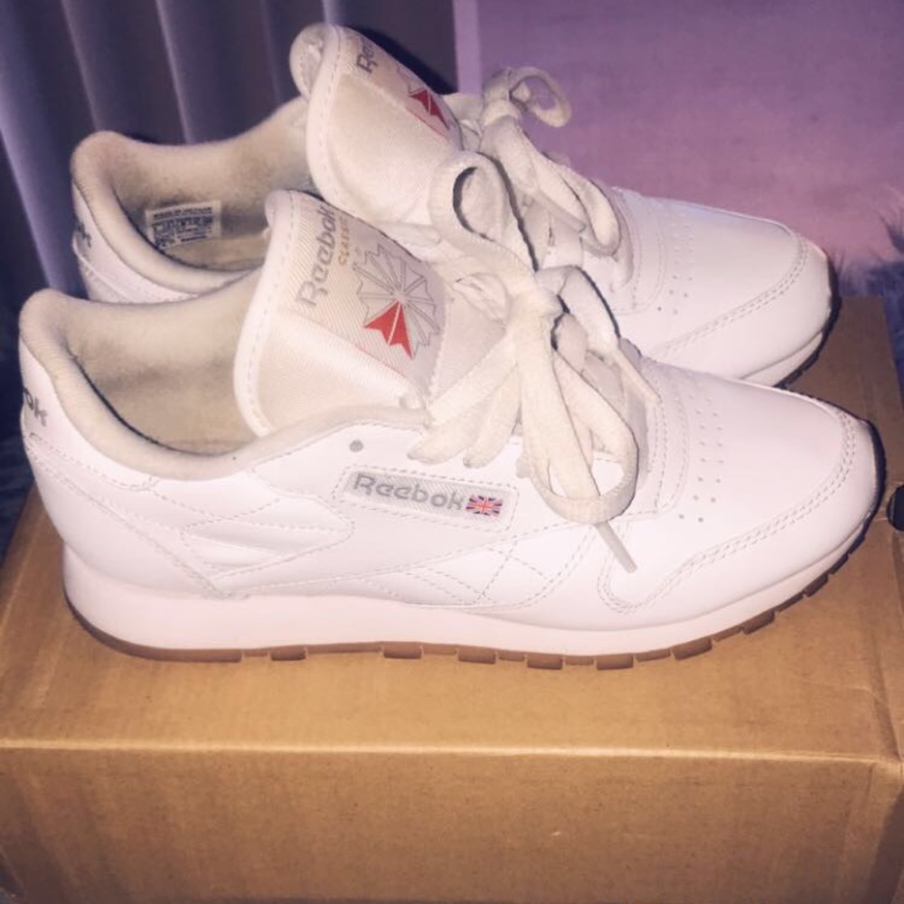 Classic white Reebok’s with peanut butter bottom❤️